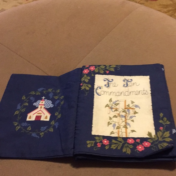 The Ten Commandments Cloth Book - Picture 7 of 8